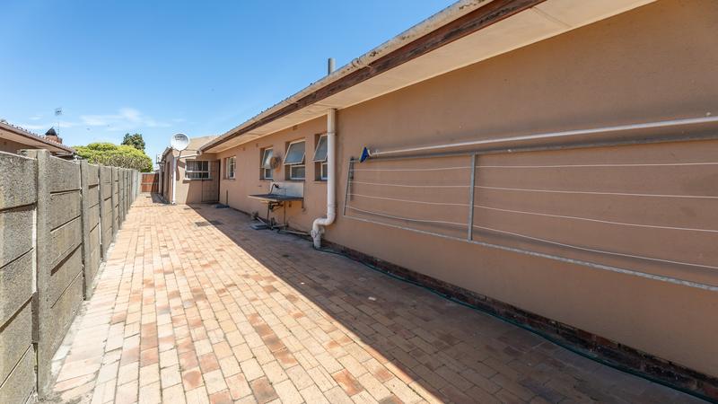 4 Bedroom Property for Sale in Windsor Park Western Cape